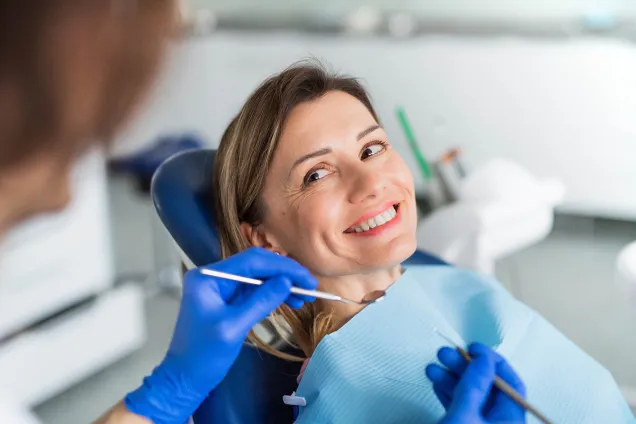 dentiste souriant à un patient