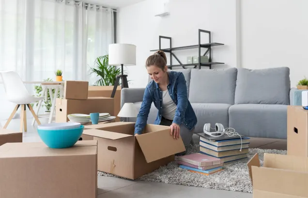 femme qui déménage en déballant des cartons