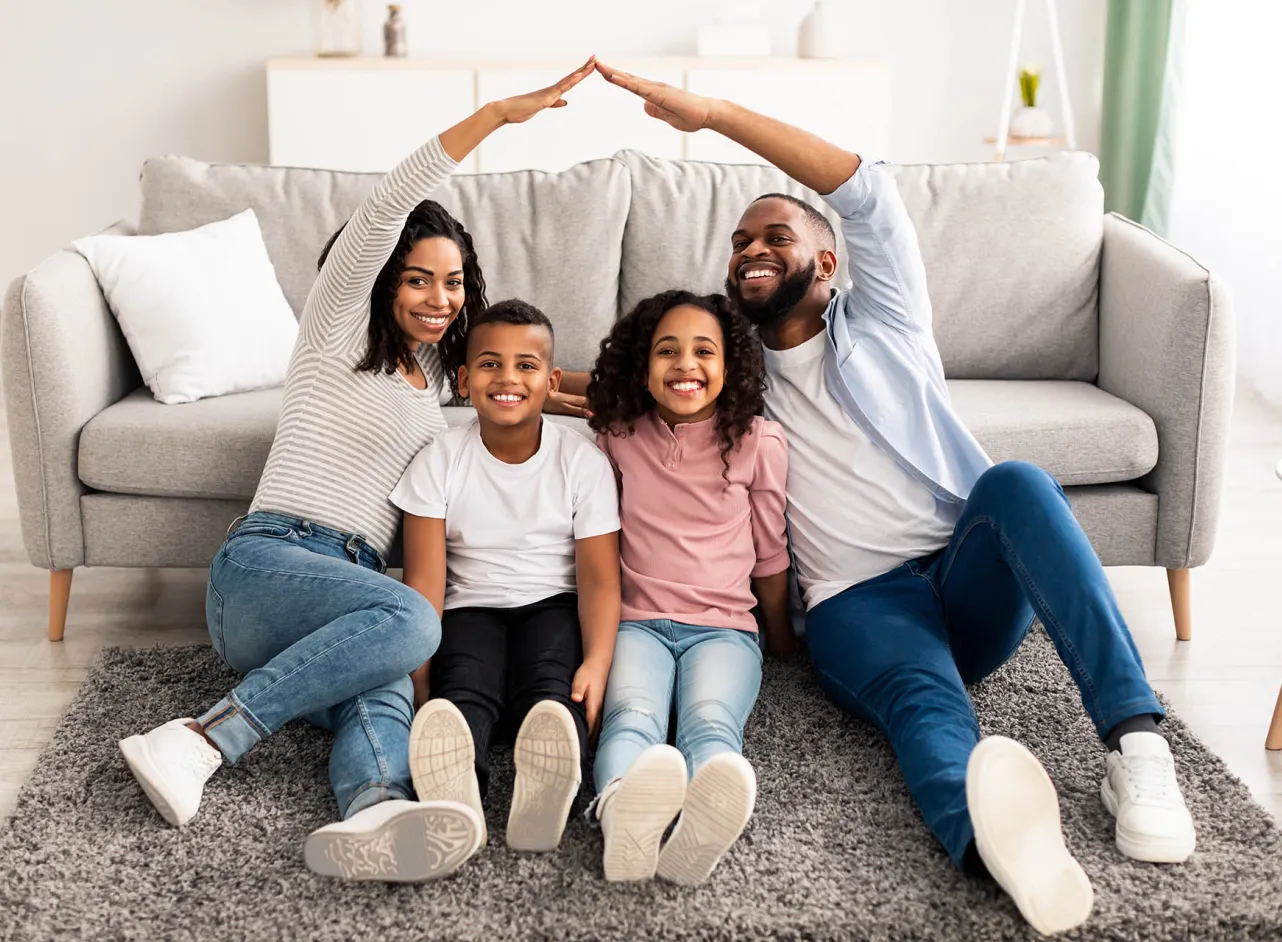 famille mère père faisant un toit sur la tête des enfants
